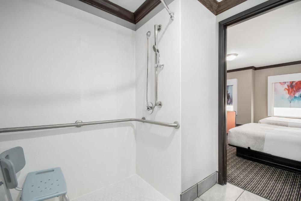 Queen Room with Two Queen Beds and Roll-In Shower - Mobility/Hearing Accessible - Non-Smoking interior